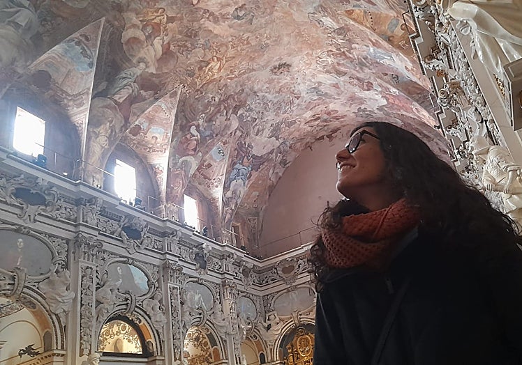 Una de las restauradoras que han participado en el proyecto observa los frescos de Palomino este sábado.