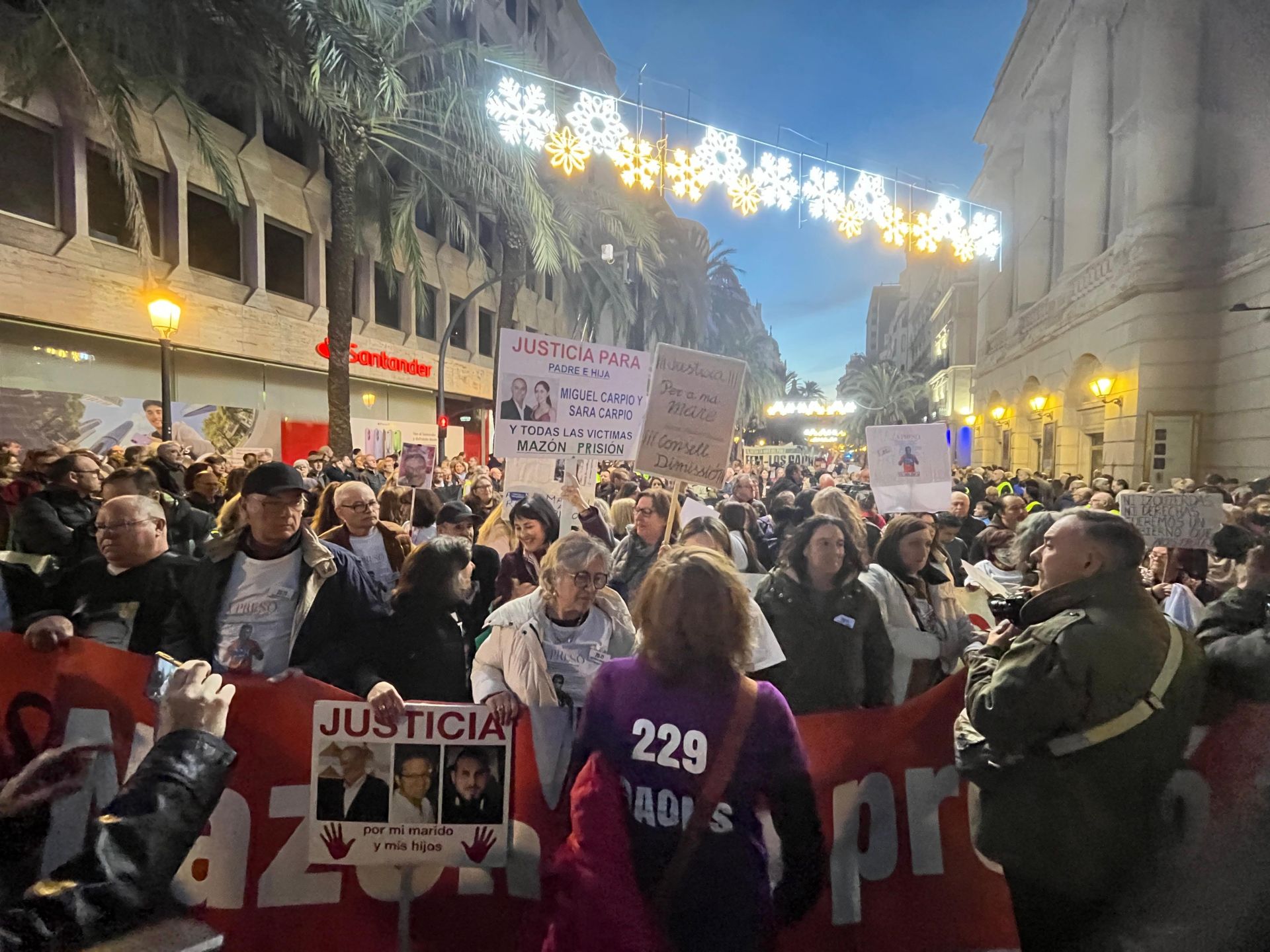Varias personas con pancartas de las personas fallecidas durante la dana en la manifestación de este sábado.