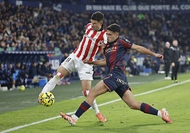 Cabello presiona a Guruzeta durante el partido de ayer en el Ciutat de València.