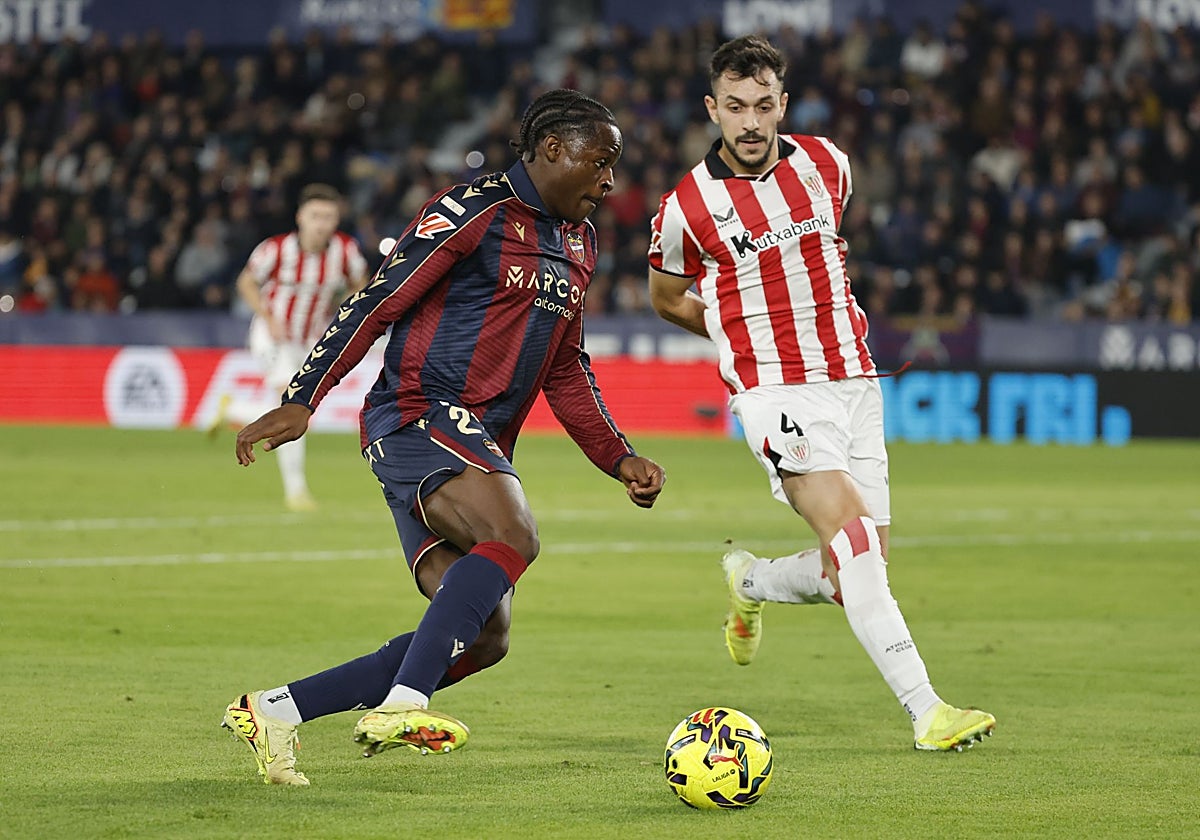 Etta Eyong avanza con el balón ante la presión de Paredes.