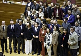 Pérez Llorca, junto al resto de diputados del PP en Les Corts.