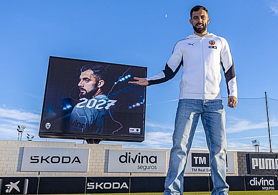 Luis Rioja, tras renovar con el Valencia hasta 2027.