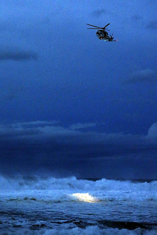 Imagen de archivo del complicado rastreo con foco, donde se aprecia el estrecho radio de superficie marina iluminada. Corresponde al extravío de un niño por un golpe de mar en Asturias.