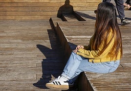 Angie, la joven víctima de la violación, en la Marina de Valencia.