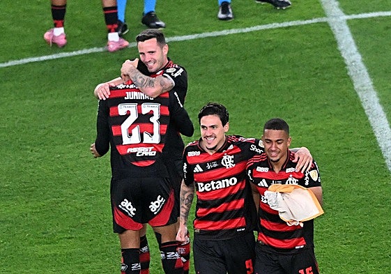 Samuel Lino abraza a Pedro tras el pitido final