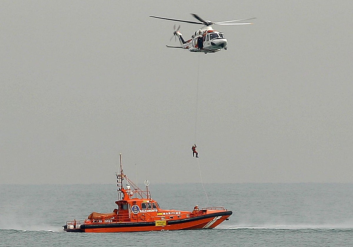 El helicóptero y una embarcación de Salvamento Marítimo.