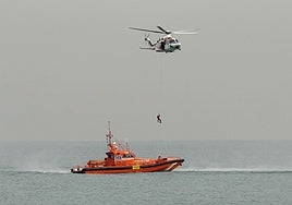 El helicóptero y una embarcación de Salvamento Marítimo.