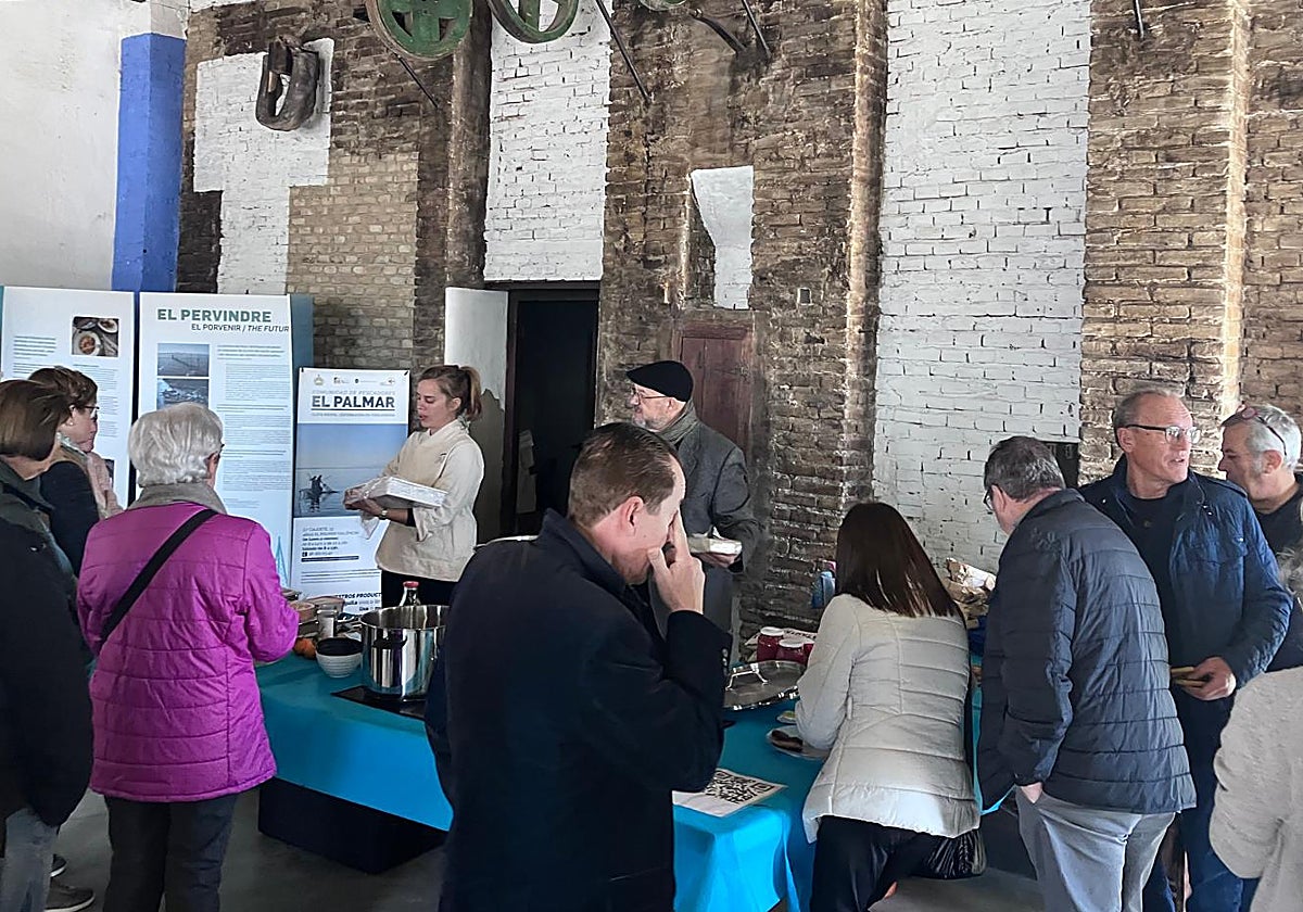 Una chef realiza una demostración durante el showcooking gastronómico de la jornada.