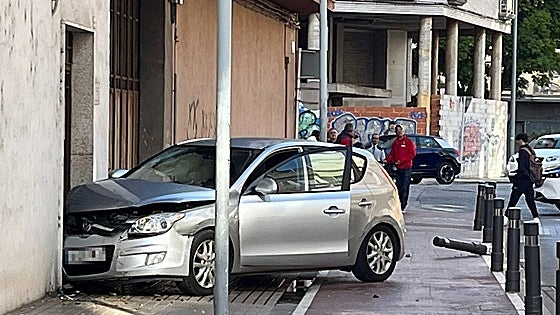 Un coche se empotra contra un patio en un accidente de tráfico en Gandia