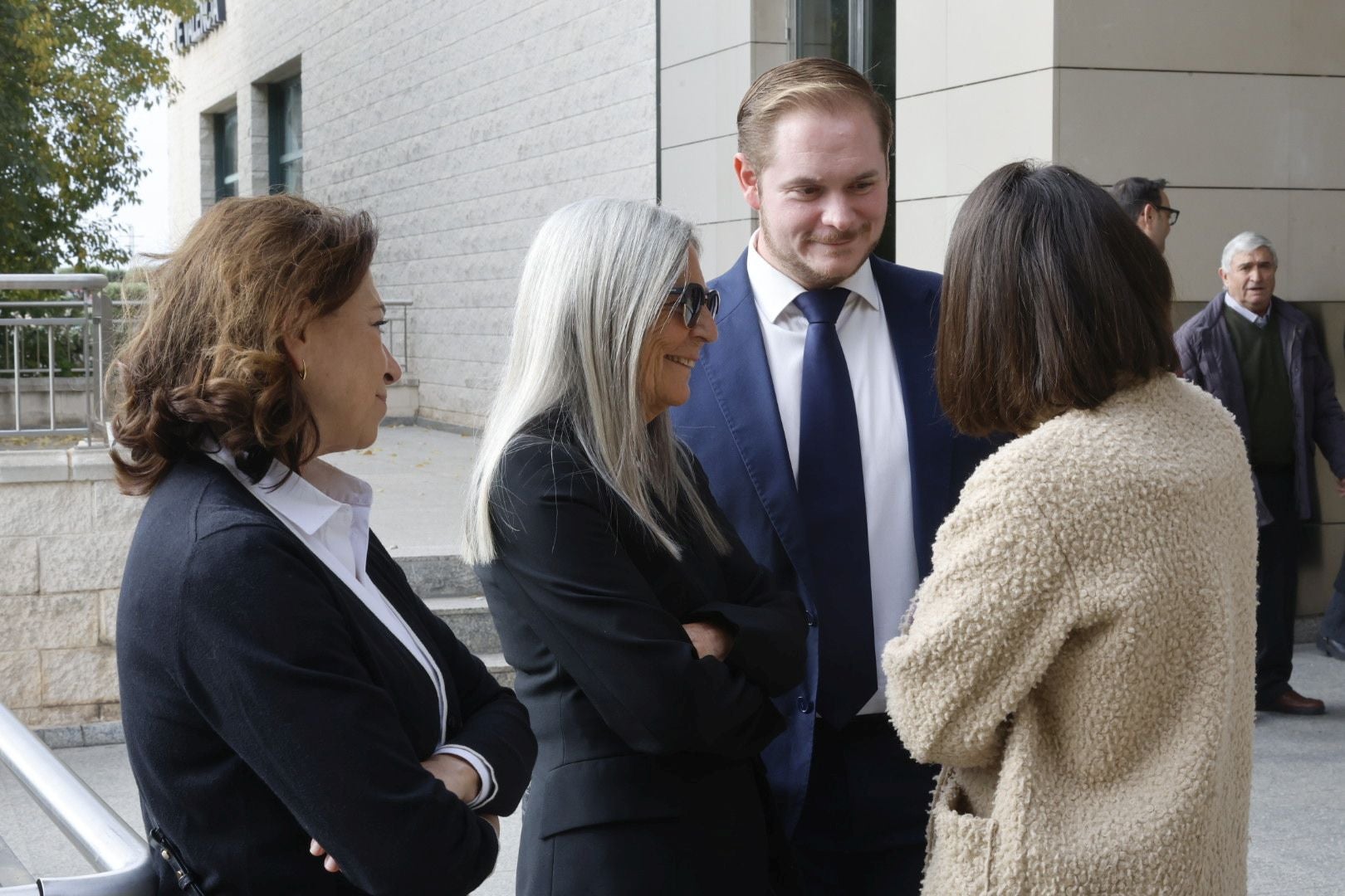 FOTOS | Último adiós a José Luis Olivas en el Tanatorio de Valencia