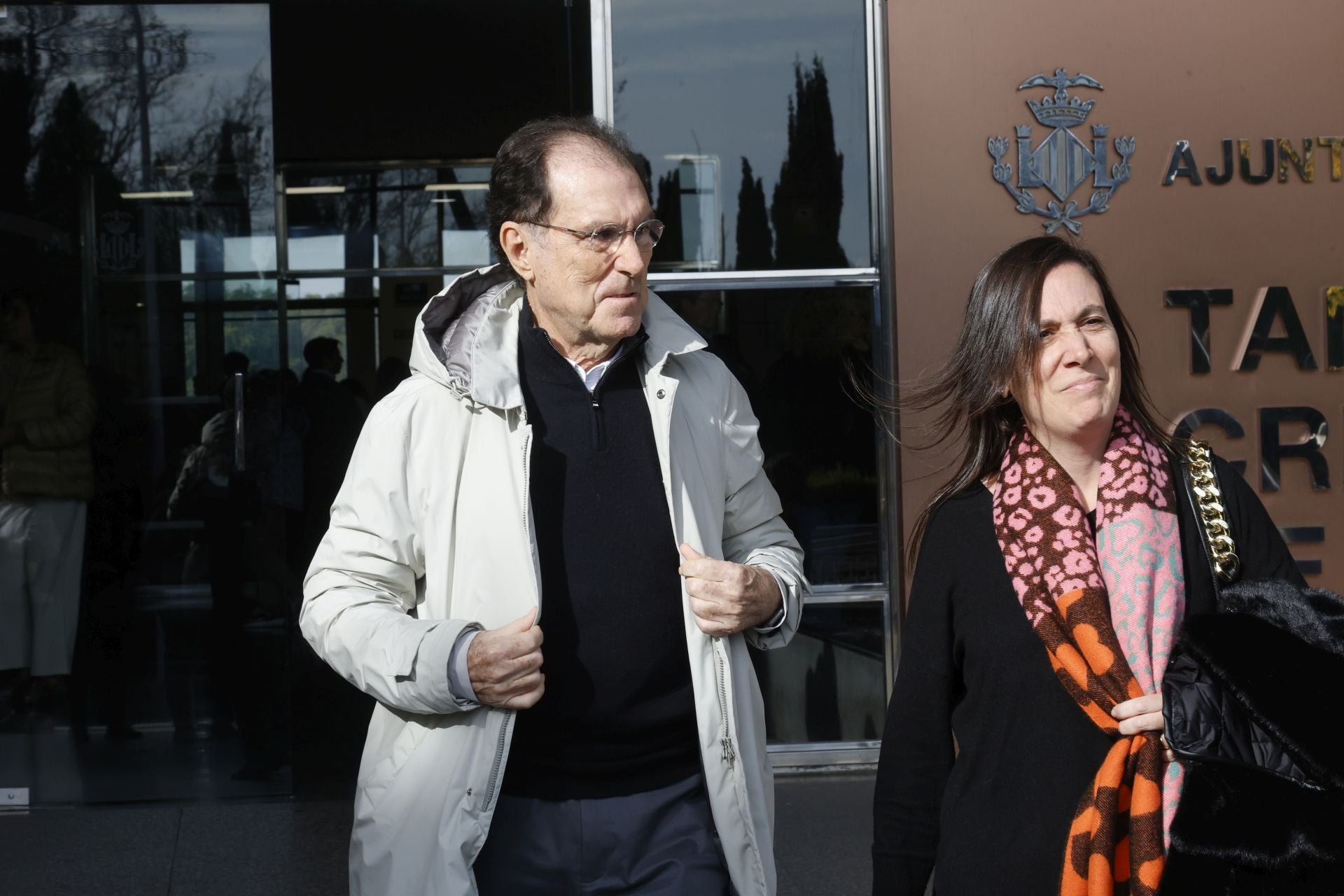 FOTOS | Último adiós a José Luis Olivas en el Tanatorio de Valencia