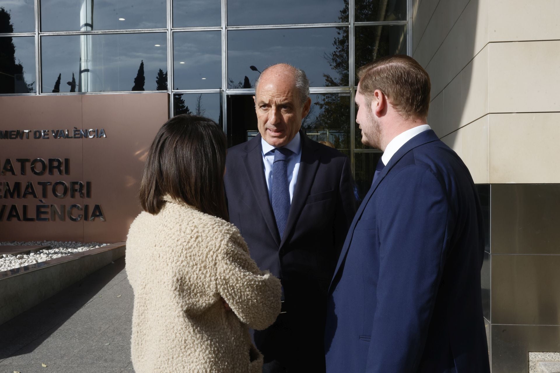 FOTOS | Último adiós a José Luis Olivas en el Tanatorio de Valencia