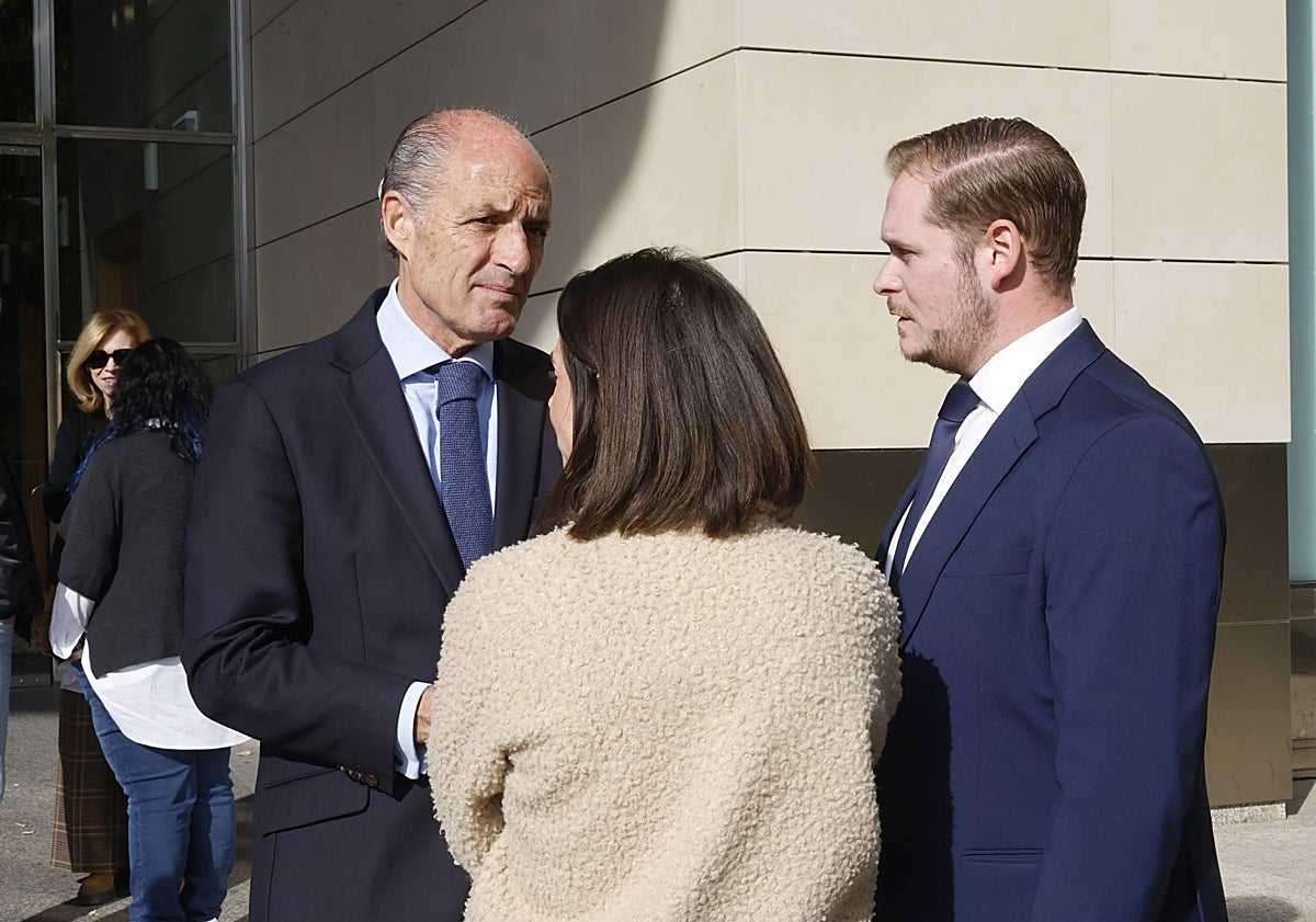Imagen principal - Francisco Camps y María José Catalá, a la salida del tanatorio.