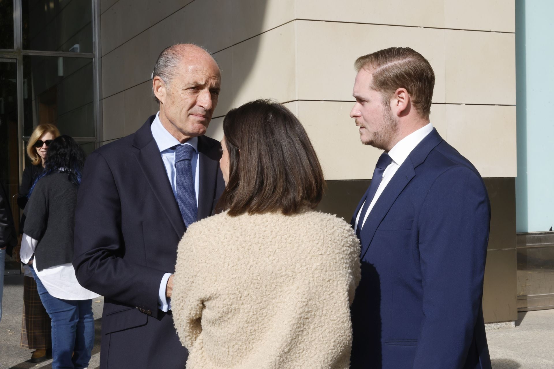 FOTOS | Último adiós a José Luis Olivas en el Tanatorio de Valencia