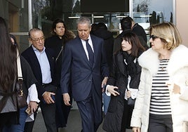 El expresidente Eduardo Zaplana sale del tanatorio. A la derecha, con chaqueta blanca, Alicia de Miguel.