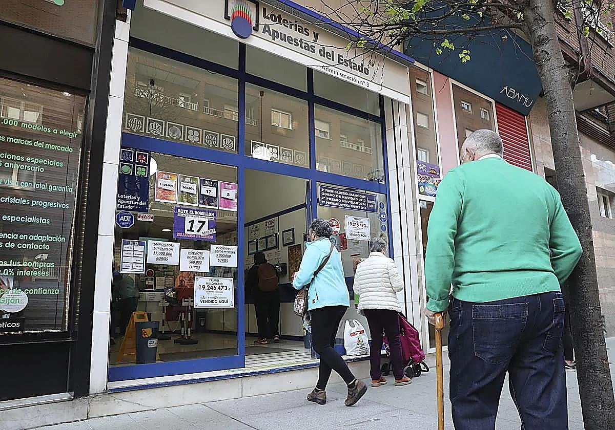 Varios jugadores de La Bonoloto en una imagen de archivo.