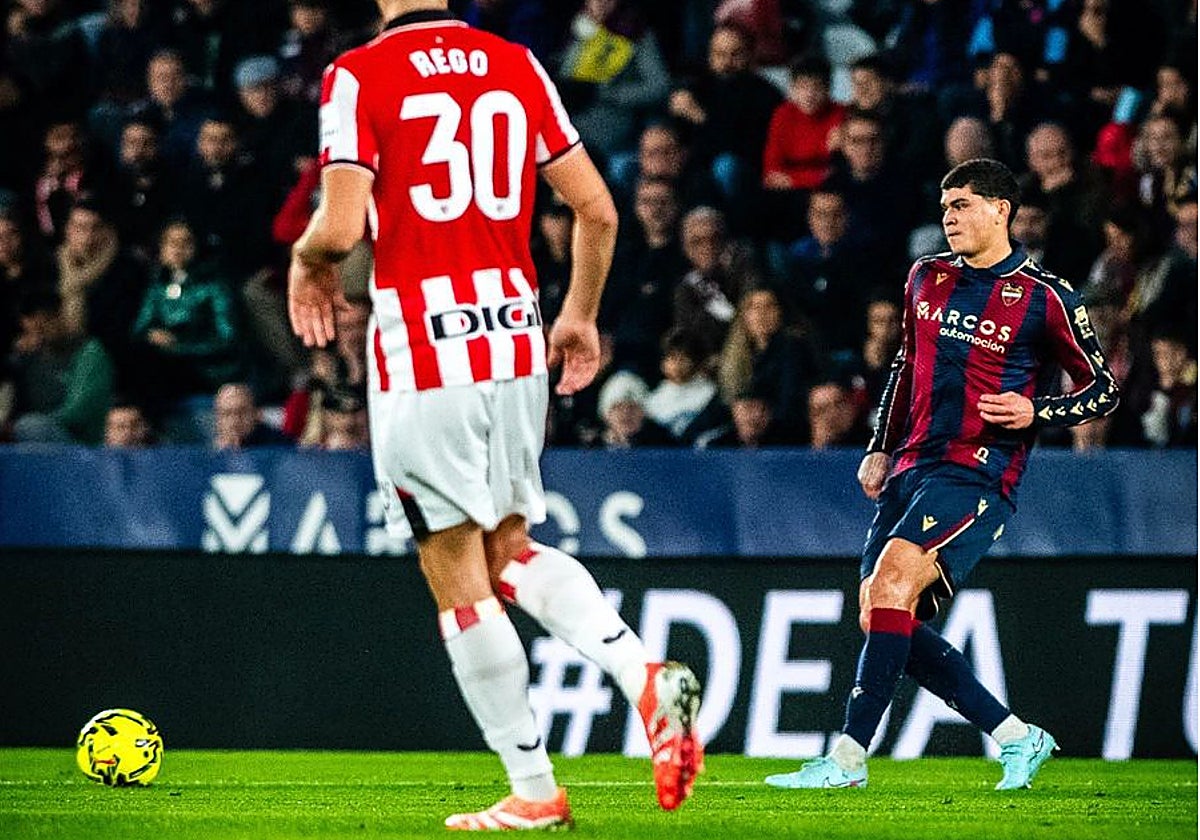 Matturro realiza un pase en el partido contra el Athletic Club.