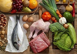 Saber qué alimentos incluir en la dieta es clave para bajar el colesterol.