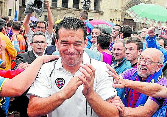 Luis García, en la celebración del ascenso en 2010.