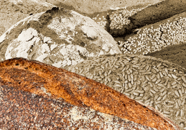 Un trabajador del obrador Aspai, horneando barras de pan.