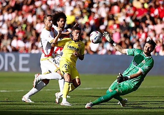 Dimitrievski, con la camiseta del Rayo en un partido contra el Villarreal.