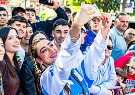 Lola Lolita haciendose un selfi con seguidores