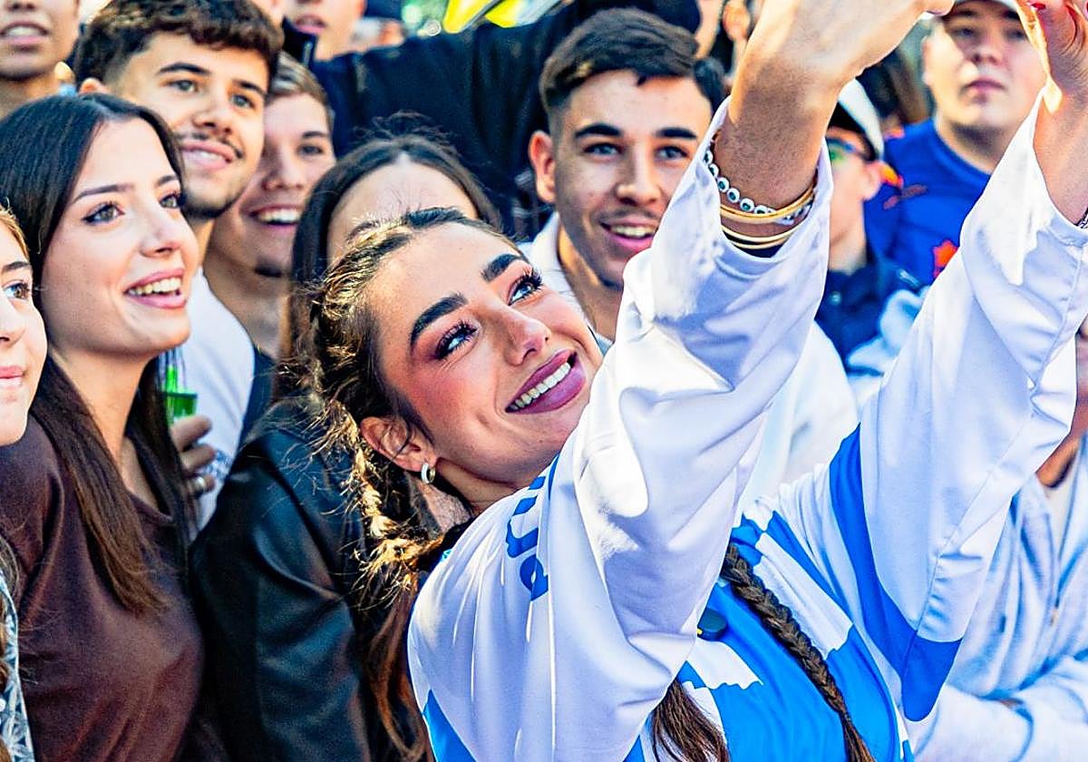 Lola Lolita haciendose un selfi con seguidores