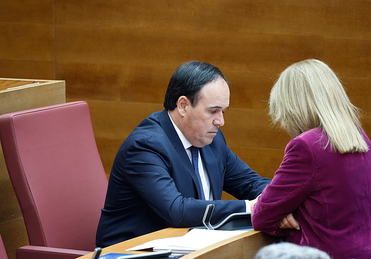 Pérez llorca conversa con Susana Camarero en el debate de investidura de la semana pasada.