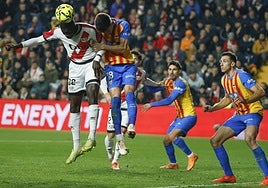 Mendy remata el balón ante Pepelu en la acción del gol del Rayo.