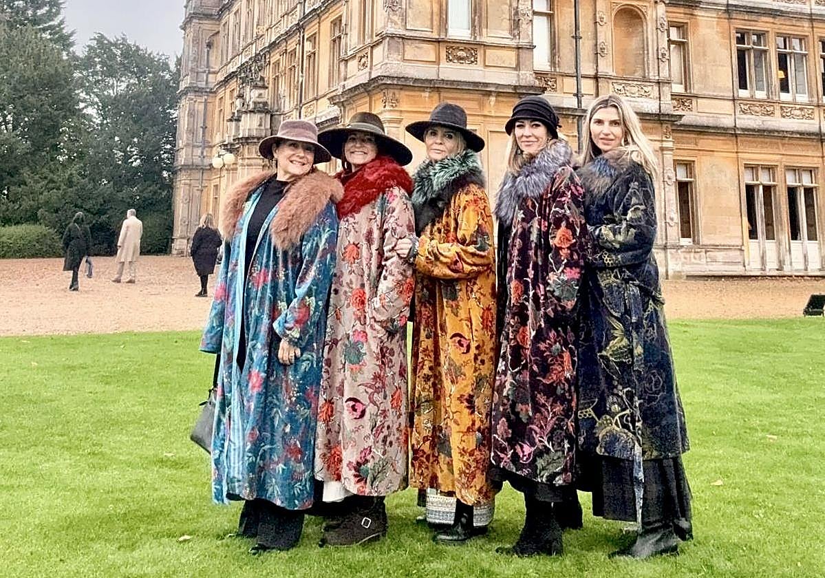 Las cinco amigas, junto al castillo de la familia Carnervon.