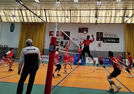 Un jugador remata sobre la red