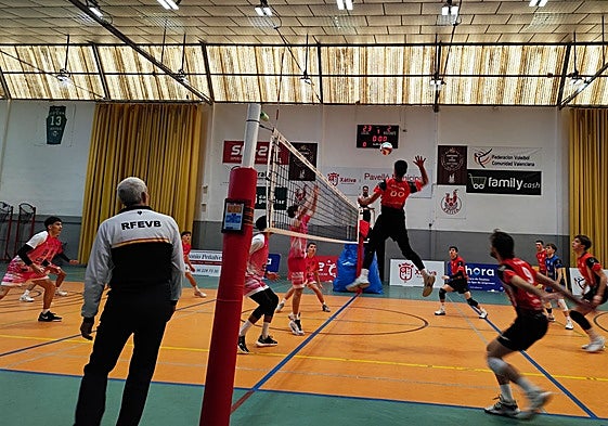 Un jugador remata sobre la red