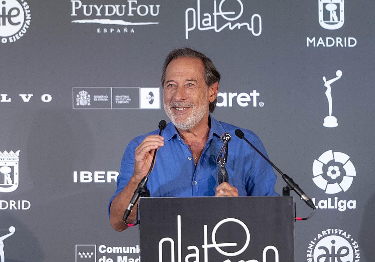 Guillermo Francella recibe el premio al mejor intérprete de series en la 10ª edicion de los Premios Platino.