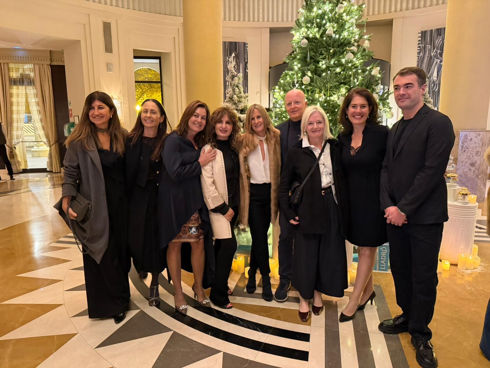 Sigfrido Serra, autor de la decoración navideña del Hotel Westin, junto a su directora, Rocío Cibrán, y varios invitados.