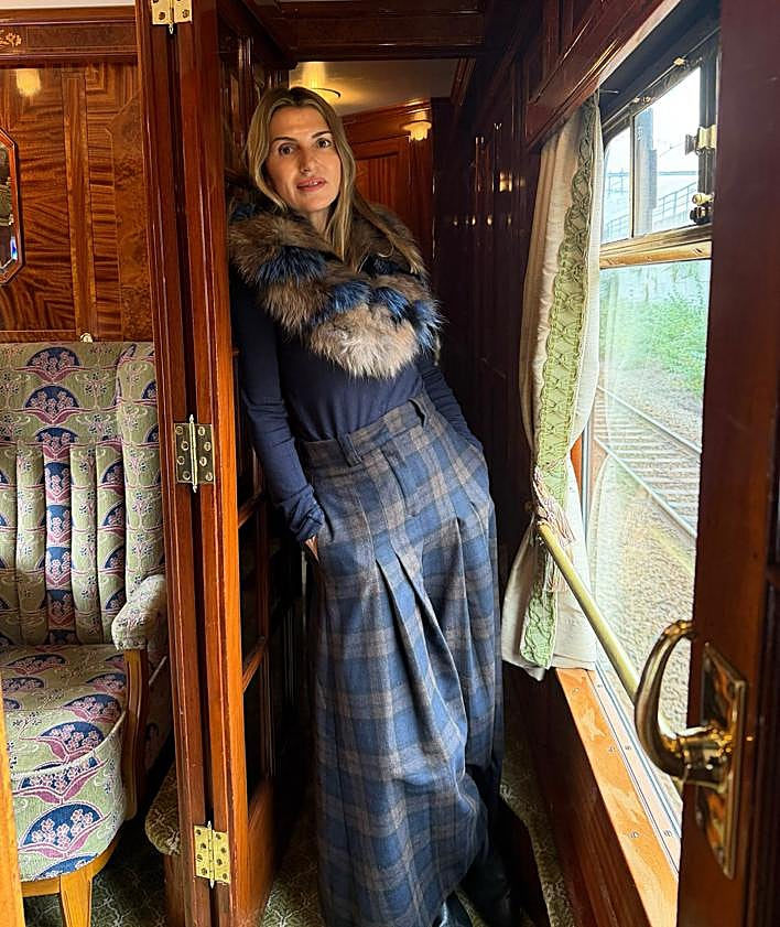 Imagen secundaria 2 - Las cinco amigas, a punto de subir al tren Belmond. Abajo, Ángela Pla y Elena Meléndez.
