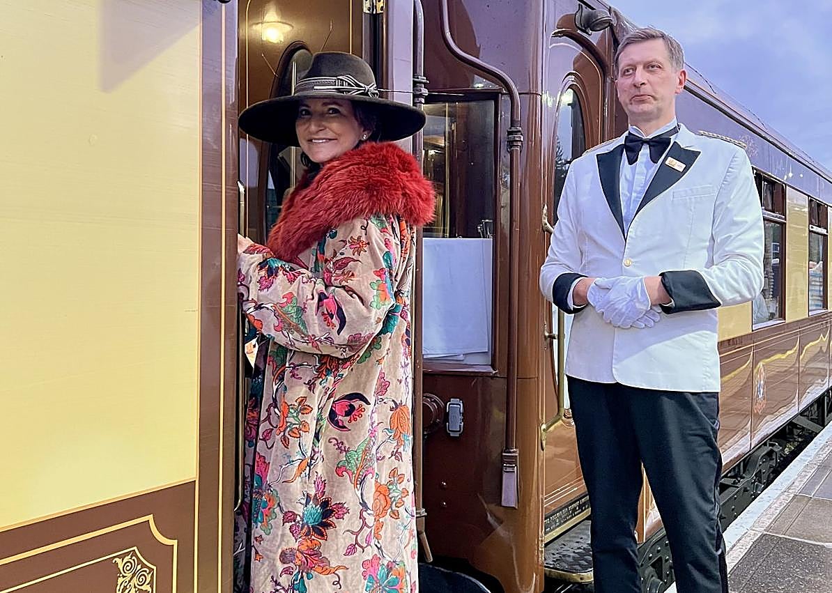 Imagen secundaria 1 - Las cinco amigas, a punto de subir al tren Belmond. Abajo, Ángela Pla y Elena Meléndez.