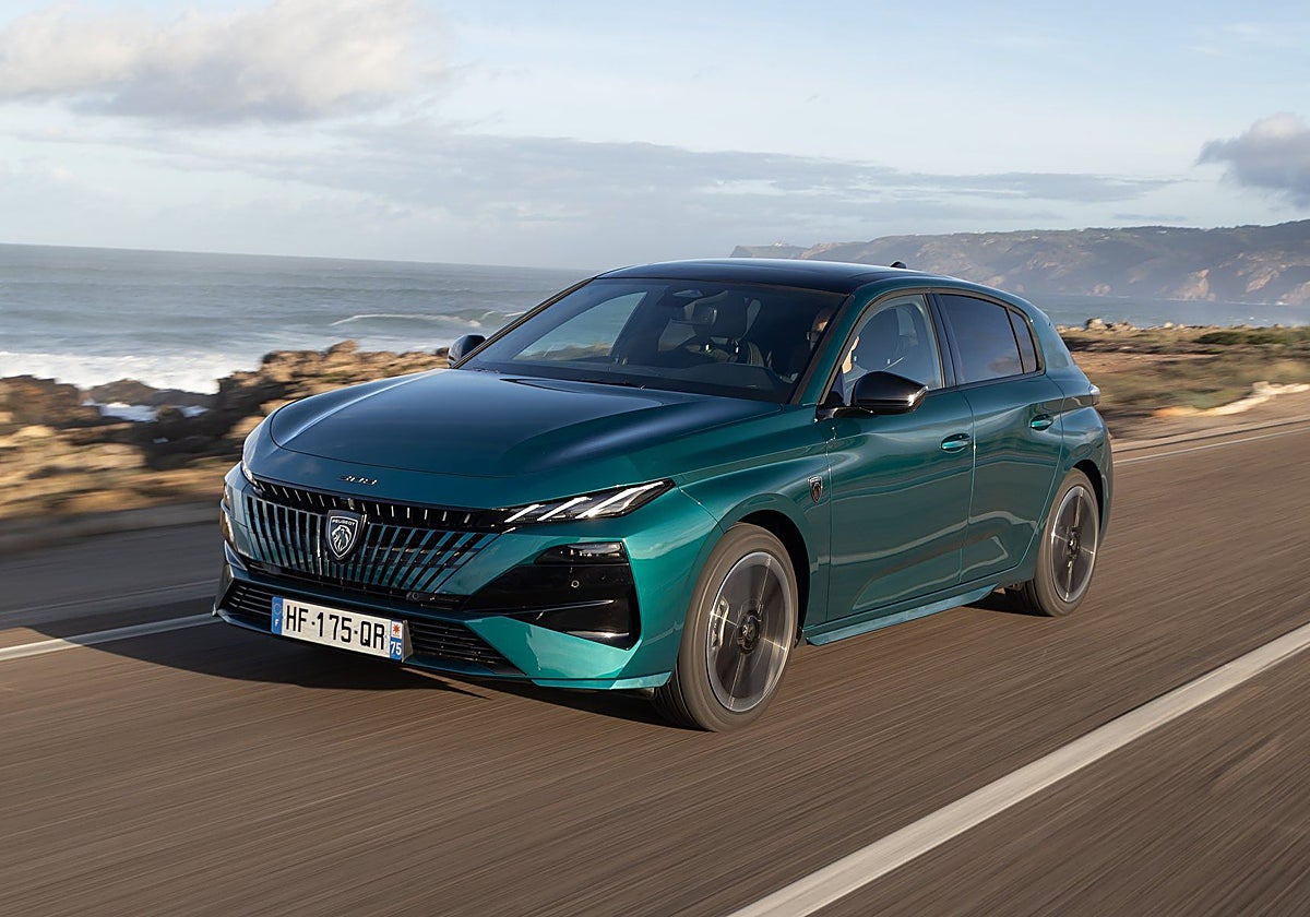 Tanto las luces delanteras como los pilotos posteriores recurren a un nuevo diseño de tres unidades led inclinadas.