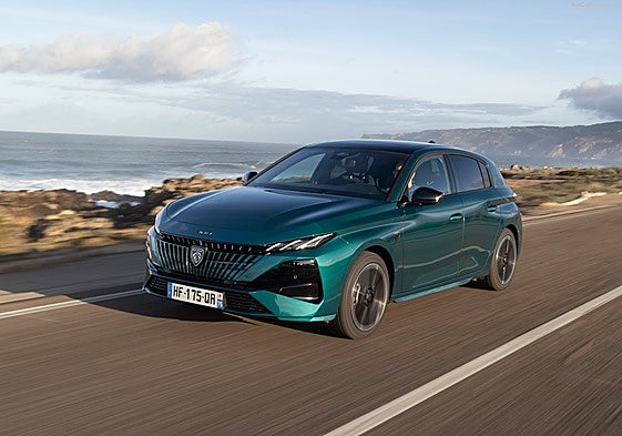 Tanto las luces delanteras como los pilotos posteriores recurren a un nuevo diseño de tres unidades led inclinadas.