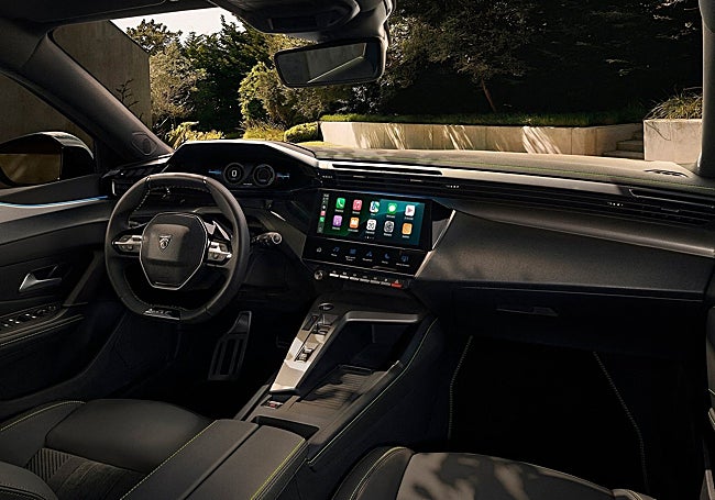 Cuadro de mandos digital, pantalla táctil central de diez pulgadas y volante compacto.