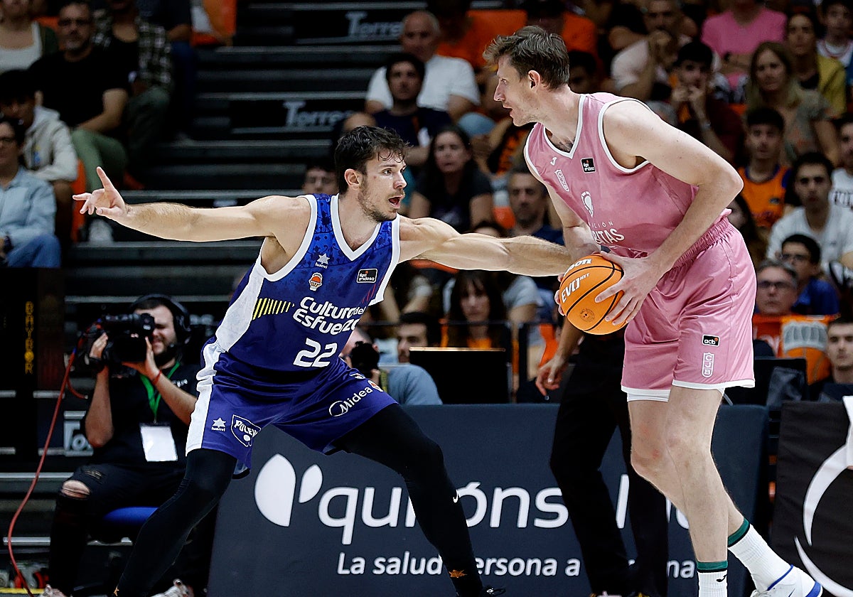 Happ defiende a Pustovyi durante un partido de la pasada temporada.