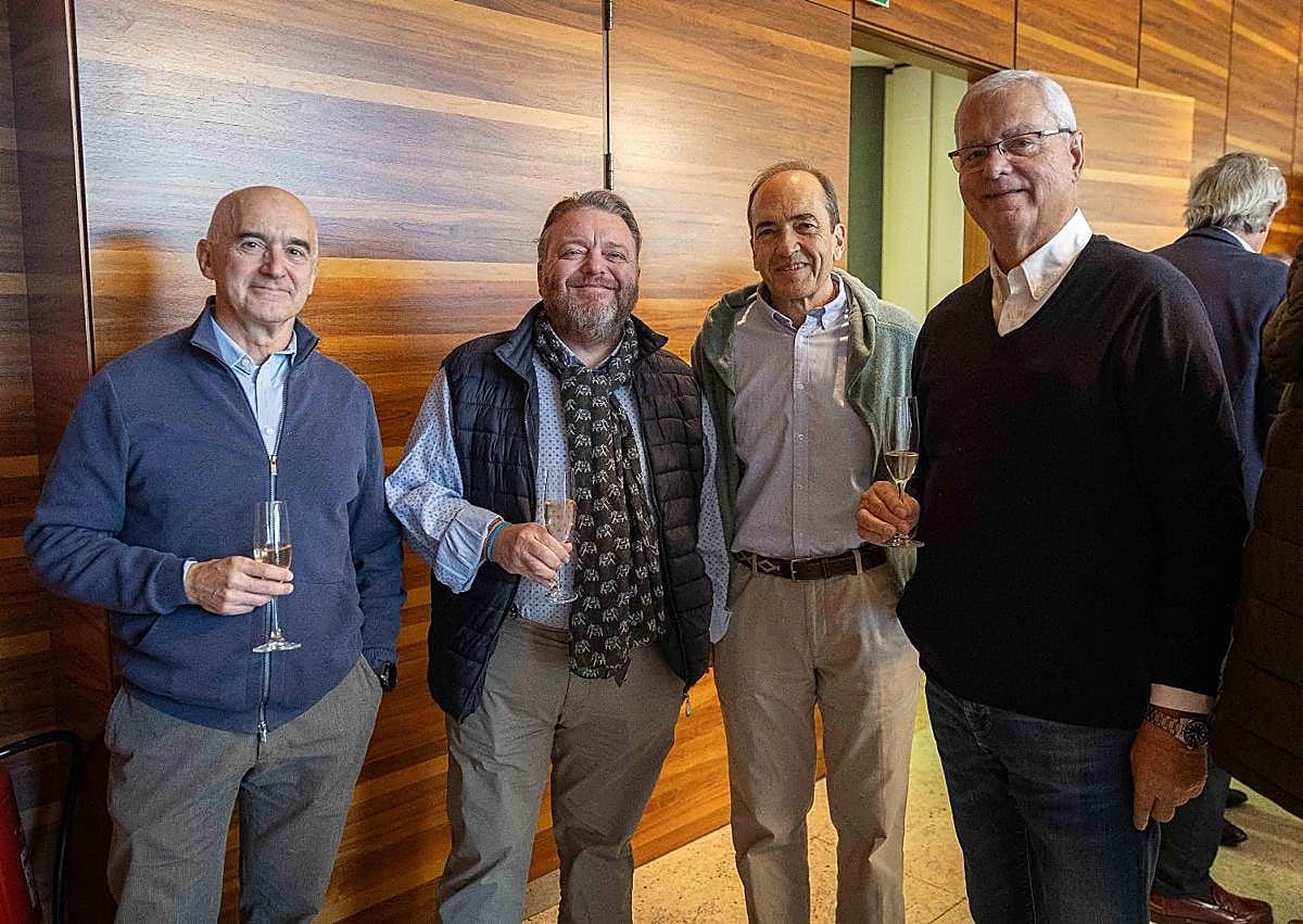 Imagen secundaria 1 - Arriba, las mujeres del Tenedor Plateado. Abajo, el presidente de Cuchara de Plata, Vicente García, y algunos de los asistentes. 