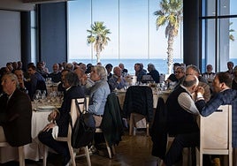 Los asistentes a la comida tradicional de Navidad, el putxero.