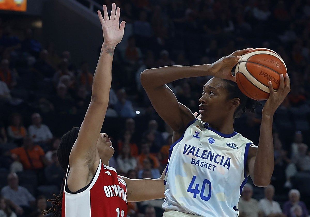 Kayla Alexander amaga a una contrincante.