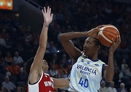 Kayla Alexander amaga a una contrincante.