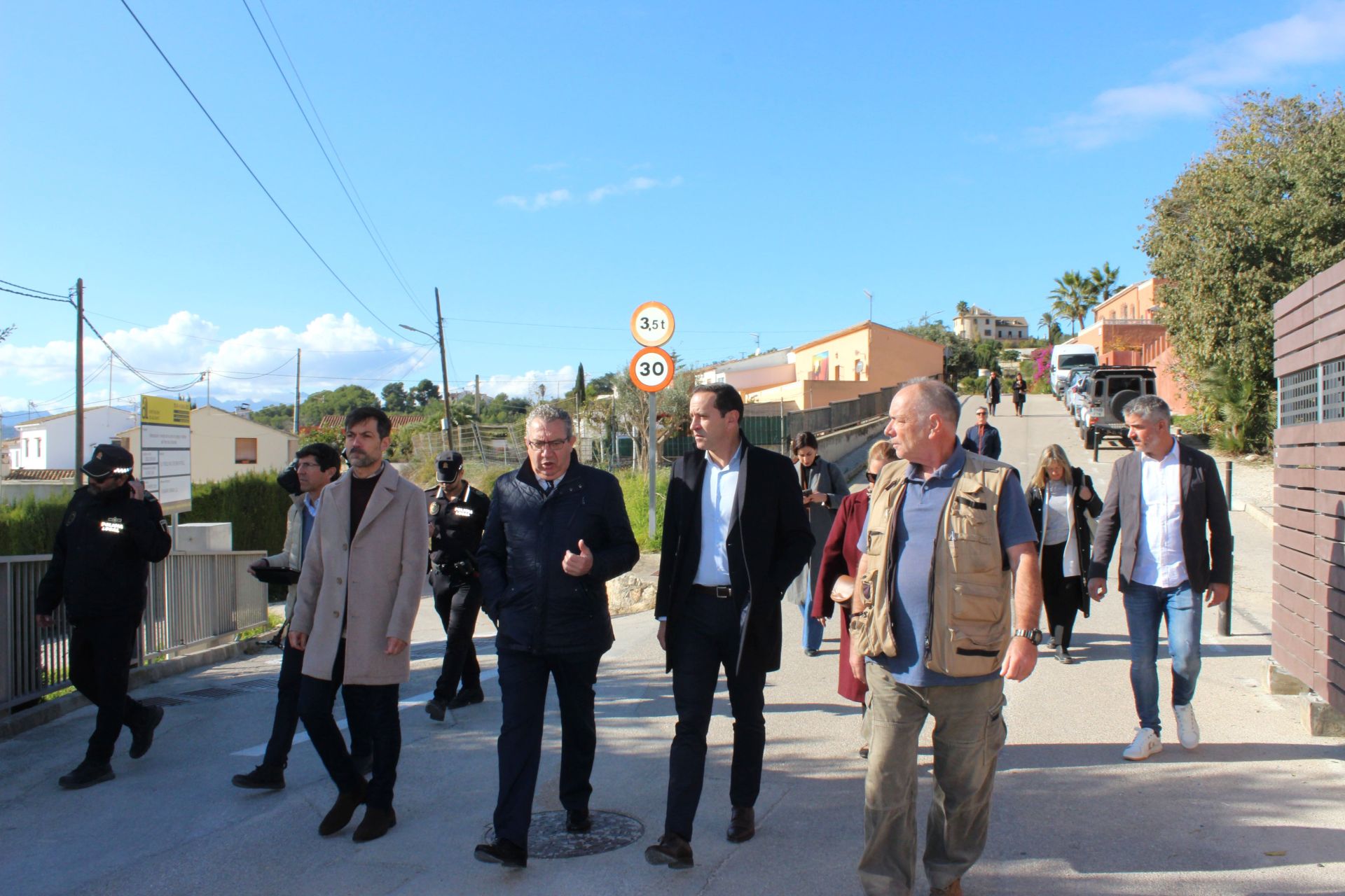 Toni Pérez, con el alcalde de Benitatxell y el diputado de Carreteras.