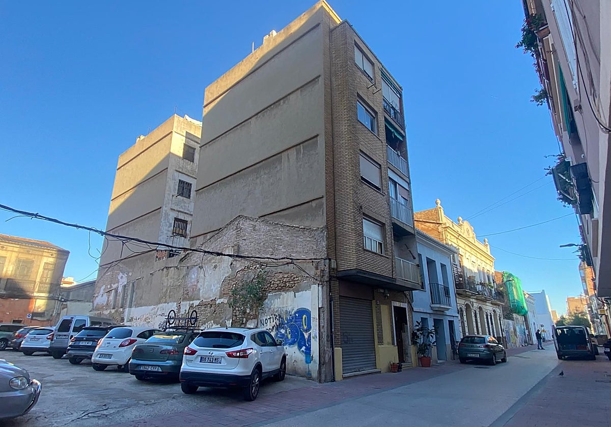 Finca de la calle San Pedro, en el Cabanyal, okupada desde hace años.