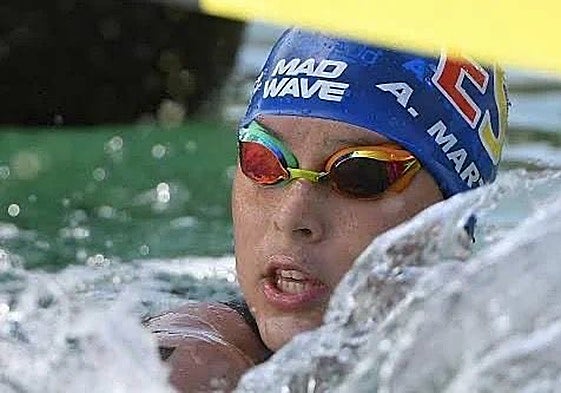 Ángela Martínez nadando.