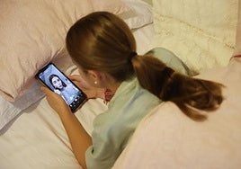 Una joven mirando el móvil, en imagen de archivo.