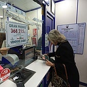 Una mujer compra un boleto de La Bonoloto en una imagen de archivo.
