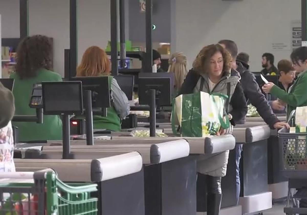 Cajeras en Mercadona.